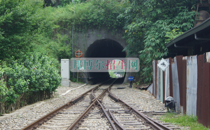 成都哪個鐵道運輸學校好