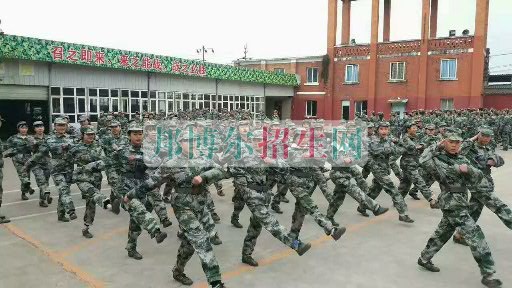 成都翔飛航空職業技術學校軍訓匯報表演