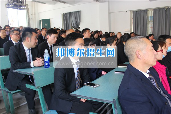 團結就是力量——成都希望航空職業學校組織召開新學期開學工作會議