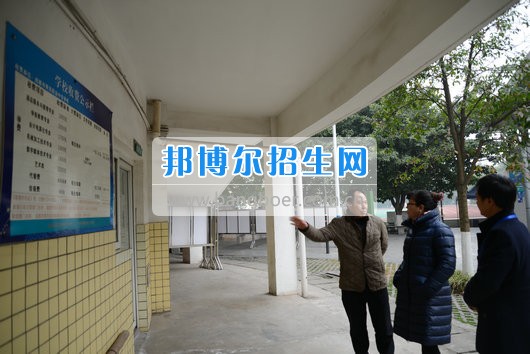 青羊區教育局機關黨委書記劉立頻赴成都市青蘇職業中專學校視察開學準備工作