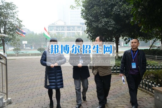 青羊區教育局機關黨委書記劉立頻赴成都市青蘇職業中專學校視察開學準備工作