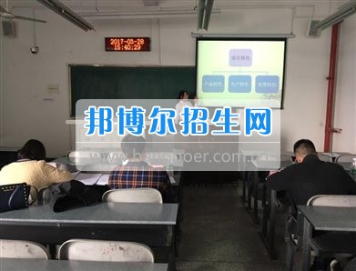 成都師范學院舉行2017年上半年學生創業補貼評審會