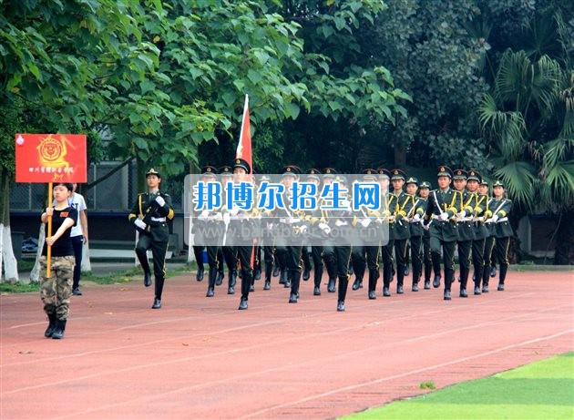 四川管理職業學院國旗隊參加四川省高校國旗護衛隊會操交流活動  為慶祝中國人民解放軍建軍90周年，推進西南地區高校國旗文化的發展，持續發揮升旗儀式的教育引導作用，深化愛國主義教育，5月20日，我院國旗隊應邀參加了由四川大學錦城學院發起的會操交流活動。  全省28所高校的國旗護衛隊，近千名國旗手齊聚一堂。在莊嚴的升旗儀式后，活動進入會操展示環節。我院國旗隊邁著整齊劃一的步伐走過主席臺，展示出了優秀的訓練水平和昂揚的精神風貌。當天下午，在四川大學錦城學院大禮堂舉行了“以我火紅青春、譜寫國旗禮贊”大學生升旗手文藝匯演。我院代表隊以優雅的舞姿展現了大學生青春的風采。表達了對祖國與學院的炙熱情感和嚴于律己的學習態度。  此次會操交流活動，加強了省內各高校國旗護衛隊間的聯系，弘揚了愛國、愛旗、護旗的精神，獲得了寶貴的經驗，明確了努力的方向。我院國旗隊的隊員們紛紛表示：要肩負起捍衛國旗尊嚴、宣傳國旗文化的神圣使命!