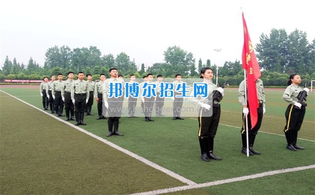 四川管理職業學院國旗隊參加四川省高校國旗護衛隊會操交流活動  為慶祝中國人民解放軍建軍90周年，推進西南地區高校國旗文化的發展，持續發揮升旗儀式的教育引導作用，深化愛國主義教育，5月20日，我院國旗隊應邀參加了由四川大學錦城學院發起的會操交流活動。  全省28所高校的國旗護衛隊，近千名國旗手齊聚一堂。在莊嚴的升旗儀式后，活動進入會操展示環節。我院國旗隊邁著整齊劃一的步伐走過主席臺，展示出了優秀的訓練水平和昂揚的精神風貌。當天下午，在四川大學錦城學院大禮堂舉行了“以我火紅青春、譜寫國旗禮贊”大學生升旗手文藝匯演。我院代表隊以優雅的舞姿展現了大學生青春的風采。表達了對祖國與學院的炙熱情感和嚴于律己的學習態度。  此次會操交流活動，加強了省內各高校國旗護衛隊間的聯系，弘揚了愛國、愛旗、護旗的精神，獲得了寶貴的經驗，明確了努力的方向。我院國旗隊的隊員們紛紛表示：要肩負起捍衛國旗尊嚴、宣傳國旗文化的神圣使命!