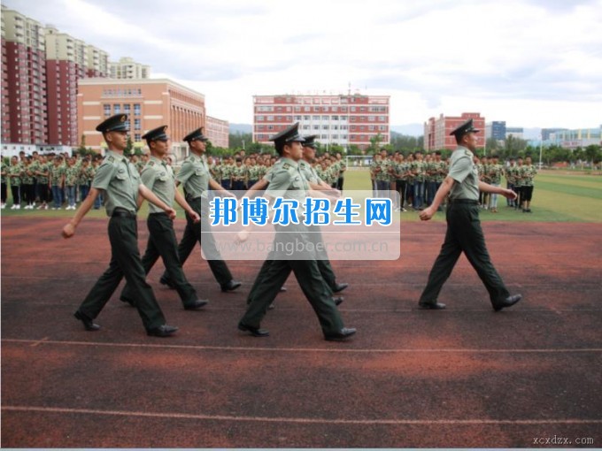 西昌現(xiàn)代職業(yè)技術(shù)學(xué)校舉行2017級新生軍訓(xùn)閱兵式暨軍訓(xùn)表彰大會