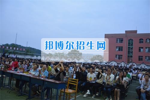 　　我校隆重舉行2017年預備班學生“各展所長，揚帆起航”文藝匯演  　　為了豐富同學們的課余生活，提高同學們的文藝素養，增強班級間的凝聚力和親和力。6月2日晚，我校在球類運動場舉辦了預備班“各展所長，揚帆起航”學生文藝匯演，全體預備班學生和職高部學生共800多名以及20多名教職工觀看了演出。  　　此次文藝匯演的節目內容形式多樣、內容豐富，激情的開場舞——《GOODBOY》中拉開了帷幕，伴隨著一陣陣掌聲，歌舞、小品、朗誦、相聲等精心準備的22個精彩的節目為觀眾呈現了一道豐富的視聽盛宴，最后全體師生齊唱的《難忘今宵》把本場文藝匯演推向了高潮，掌聲和歡呼聲此起彼伏，臺上臺下成了一片激情四溢的海洋，本場文藝匯演畫上了圓滿的句號。  　　此次文藝匯演演出的成功舉辦，充分彰顯了我校預備班學生的個性，讓預備班學生充分感受到育才職高的魅力。