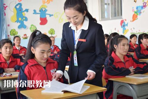 成都2021年男生讀什么幼師學校