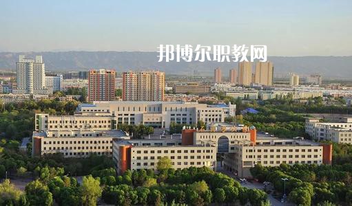 新疆石河子衛(wèi)生學(xué)校2021年有哪些專業(yè)?我們知道同學(xué)們?cè)谶x擇專業(yè)的時(shí)候?qū)嶋H上專業(yè)比學(xué)校更重要，對(duì)于同學(xué)們來說在選擇專業(yè)的時(shí)候是需要慎重的。  新疆石河子衛(wèi)生學(xué)校專業(yè)設(shè)置 學(xué)校設(shè)有：護(hù)理學(xué)、藥劑學(xué)、檢驗(yàn)學(xué)三大專業(yè)。其中護(hù)理學(xué)：有中專和大專兩種，大專為石河子大學(xué)在該校委培專業(yè)，頒發(fā)石河子大學(xué)的畢業(yè)證書。  新疆石河子衛(wèi)生學(xué)校學(xué)校優(yōu)勢(shì) 學(xué)校地址位于石河子市中心位置，旁邊為石河子市人民醫(yī)院(農(nóng)八師石河子市人民醫(yī)院)也是石河子的120急救中心。步行至石河子市游憩廣場只需要10分鐘，學(xué)校地理位置屬于石河子市市中心。交通發(fā)達(dá)。  學(xué)習(xí)優(yōu)勢(shì)：每門課程都有專業(yè)的老師帶教，在每個(gè)假期，都將組織學(xué)生參與臨床見習(xí)，增加學(xué)生的臨床經(jīng)驗(yàn)。  其他優(yōu)勢(shì)：每一位在校生，都可以申請(qǐng)國家貧困助學(xué)金，國家撥款，每人每年1500元，均發(fā)至學(xué)生手上，解決了學(xué)生的基本溫飽問題，為貧困學(xué)生創(chuàng)造了學(xué)習(xí)條件。  另：南疆三地州學(xué)生、農(nóng)村籍學(xué)生、貧困生(非城市、城鎮(zhèn)戶口)可以申請(qǐng)減免學(xué)費(fèi)，每人每年減免2000元，即只需繳納400元，即可上學(xué)，完成貧困學(xué)生學(xué)習(xí)的心愿。學(xué)生可以使用半價(jià)火車票往返，每年4次。  新疆石河子衛(wèi)生學(xué)校學(xué)校榮譽(yù) 學(xué)校以治校嚴(yán)謹(jǐn)，講求質(zhì)量，辦學(xué)成績斐然而著稱。多年來被石河子市評(píng)為“精神文明先進(jìn)單位”、“民族團(tuán)結(jié)先進(jìn)單位”、“衛(wèi)生綠化先進(jìn)單位”、“綜合治理先進(jìn)單位”、“招生先進(jìn)集體”，“德育教育先進(jìn)學(xué)校”。 2000年通過兵團(tuán)《中等醫(yī)學(xué)主要專業(yè)設(shè)置》評(píng)估;2003年通過兵團(tuán)《中等職業(yè)學(xué)校合格評(píng)估》;2002年被國家教育部首批確定為“全國護(hù)理專業(yè)示范點(diǎn)學(xué)校”;2003年教育部評(píng)估為“全國重點(diǎn)中等職業(yè)學(xué)校”;2004年教育部確定為全國“護(hù)理專業(yè)領(lǐng)域技能型人才培養(yǎng)培訓(xùn)基地”，同時(shí)，被國家教育部列為“全國衛(wèi)生職業(yè)教學(xué)模式研究課題組學(xué)校”、“面向二十一世紀(jì)全國衛(wèi)生職業(yè)學(xué)校系列教改教材編輯委員會(huì)”學(xué)校. 2005年4月，參加“全國護(hù)理教學(xué)改革成果展示賽”榮獲團(tuán)體“二等獎(jiǎng)”和“組織獎(jiǎng)”。2005年12月被教育教育部評(píng)為“全國護(hù)理教學(xué)改革先進(jìn)學(xué)校”。  小編為同學(xué)們整理好了學(xué)校的招生專業(yè)，同學(xué)們可以仔細(xì)的看看，對(duì)于同學(xué)們自己來說選擇一個(gè)適合自己的專業(yè)是非常重要的事情的哦，這樣才能保證后期的就業(yè)的哦。