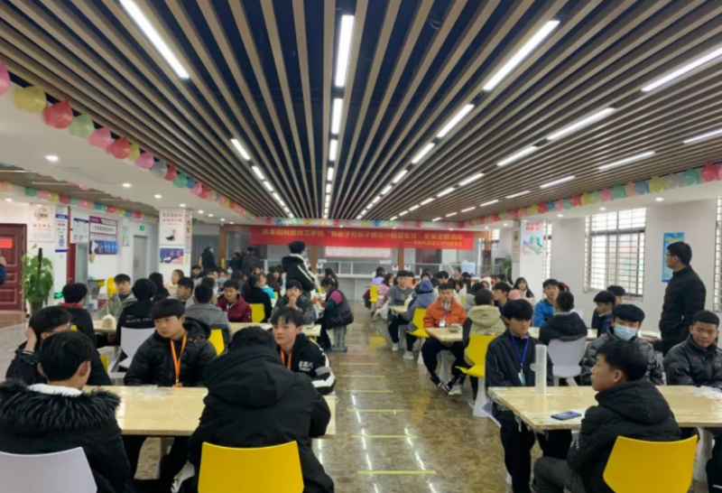 阜陽科貿技工學校食堂情況